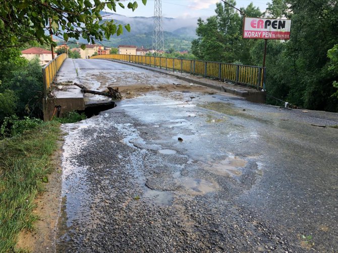 Zonguldak'ta sağanak nedeniyle köprünün bir bölümü çöktü