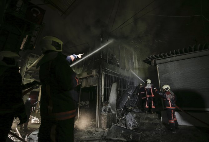 Ankara'da ikinci el mobilya satılan iş yerinde çıkan yangın hasara neden oldu