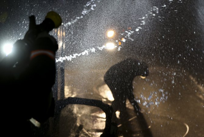 Ankara'da ikinci el mobilya satılan iş yerinde çıkan yangın hasara neden oldu