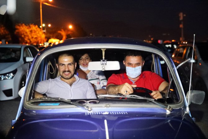 Antalya'da salgın sürecinde "arabada sinema" keyfi