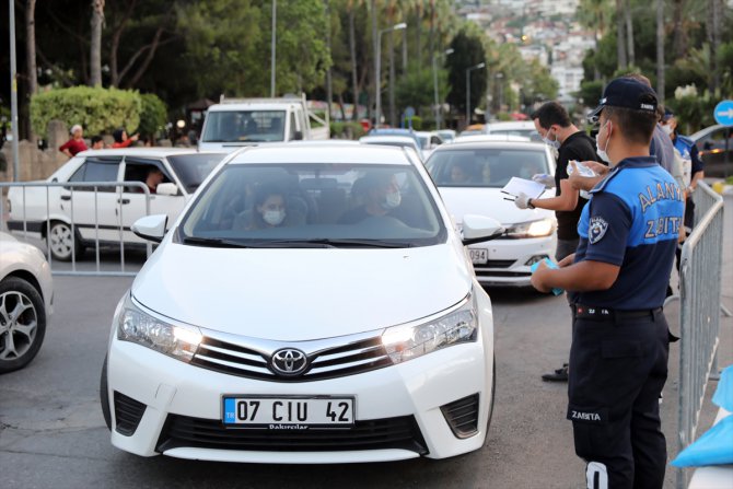 Antalya'da salgın sürecinde "arabada sinema" keyfi