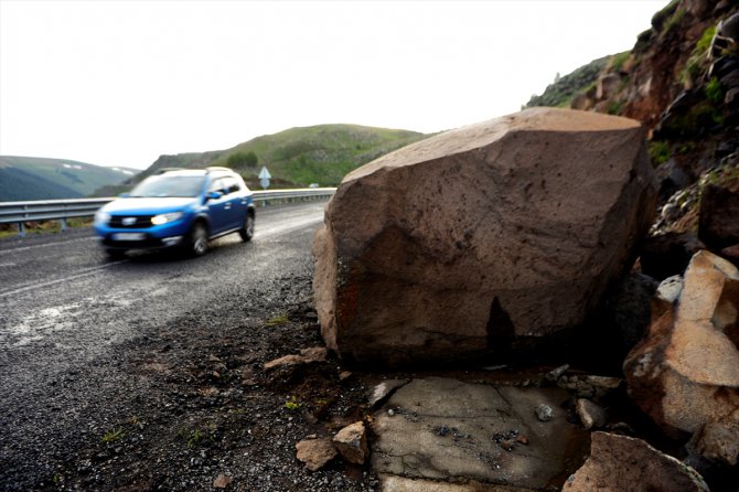 Ardahan-Ardanuç kara yolu kenarına kaya parçaları düştü