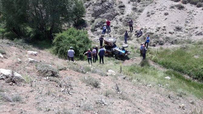 Burdur'da devrilen traktörün altında kalan kişi öldü