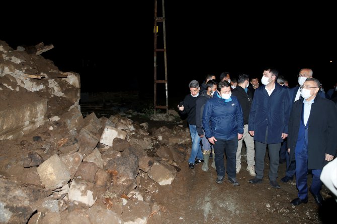 Cumhurbaşkanı Erdoğan, telefonla görüştüğü depremzedelere geçmiş olsun dileğinde bulundu