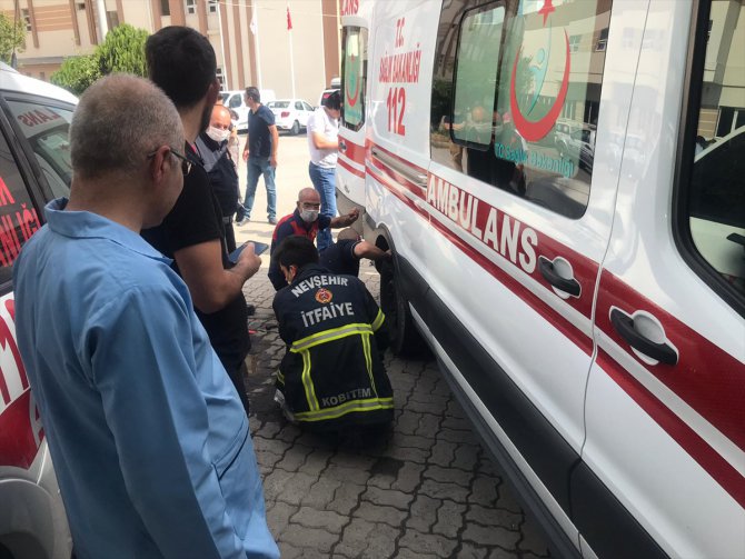 Nevşehir'de ambulansın tekerine dolanan yılanı itfaiye kurtardı
