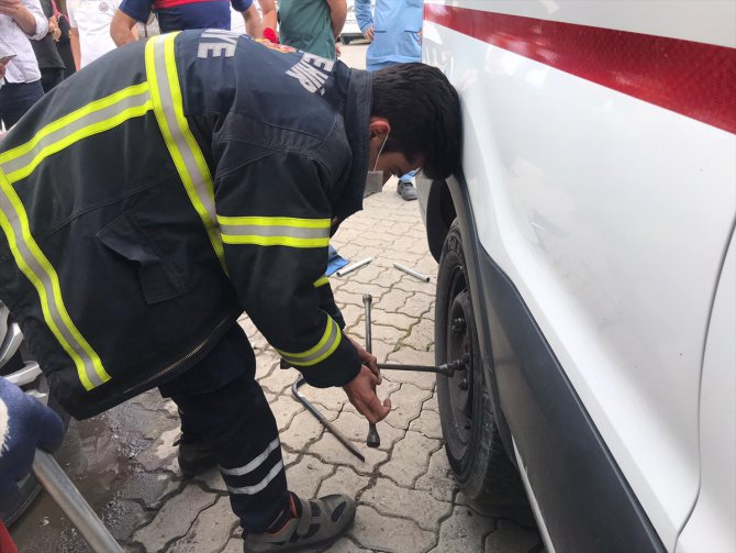 Nevşehir'de ambulansın tekerine dolanan yılanı itfaiye kurtardı