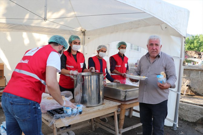 Türk Kızılaydan depremzedelere sıcak yemek ve çay ikramı