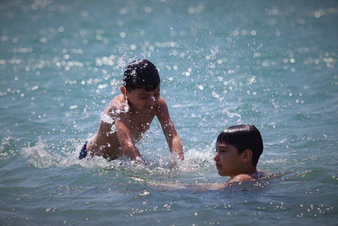 Azerbaycan'da "plaj sezonu" açıldı