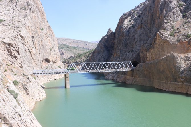 Erzincan'da 5 kişinin öldüğü kazada aracın nehre düşme anı güvenlik kamerasında