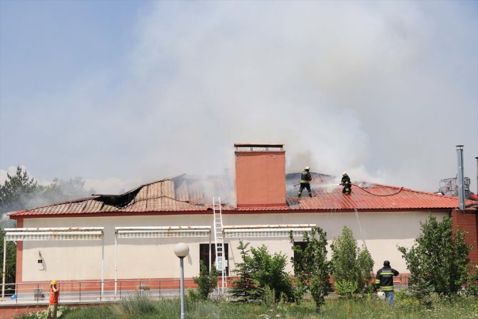 Erzurum'da sosyal tesiste çatı yangını hasara yol açtı