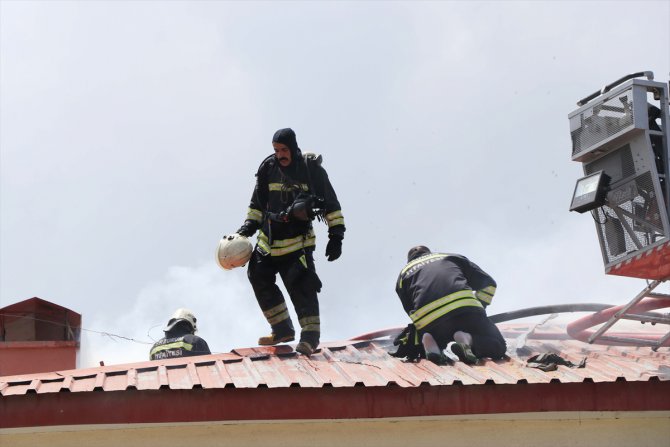Erzurum'da sosyal tesiste çatı yangını hasara yol açtı