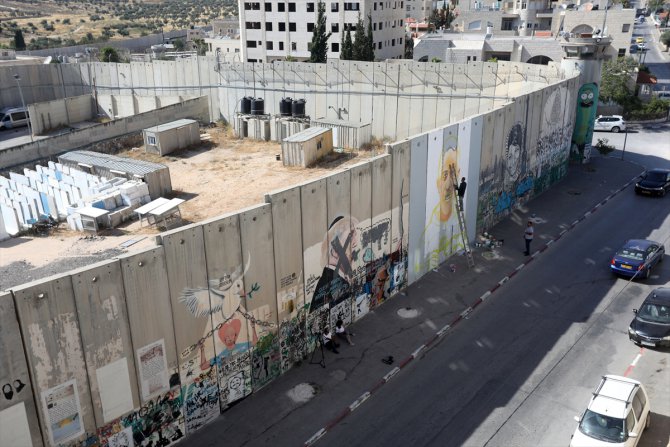 Filistinli ressam Utanç Duvarı'na Floyd'dan sonra şehit İyad Hallak'ı da resmetti
