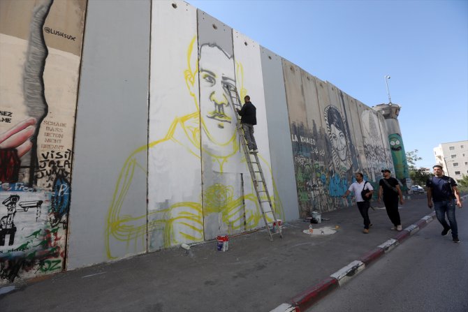 Filistinli ressam Utanç Duvarı'na Floyd'dan sonra şehit İyad Hallak'ı da resmetti
