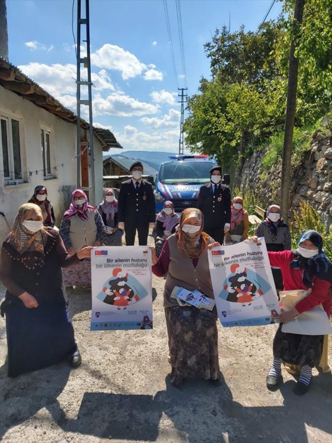 Kastamonu'da Jandarma kadın ve çocuğa şiddete karşı broşür dağıttı