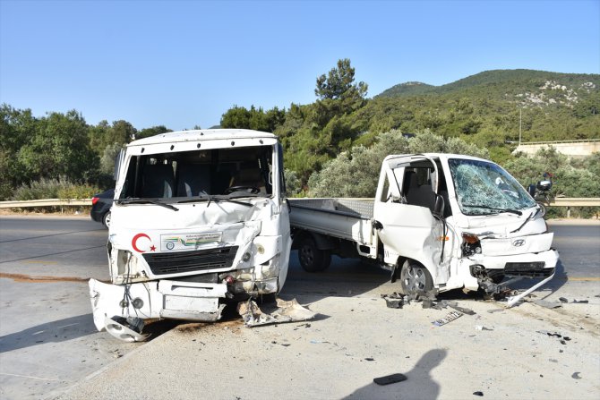 Muğla'da işçileri taşıyan minibüsle kamyonet çarpıştı: 8 yaralı