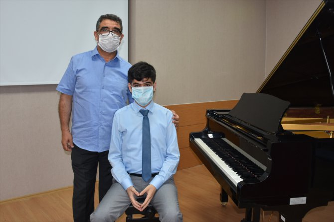 Otizmli piyanist Buğra Çankır'ın mezuniyet sevinci