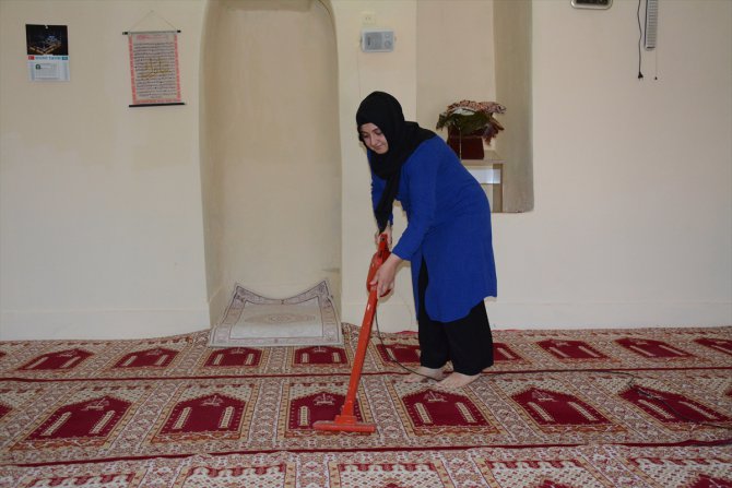 Şanlıurfa'da imam ve öğretmen eşi camide tadilat yaptı