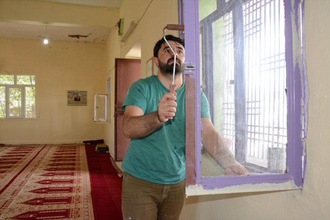 Şanlıurfa'da imam ve öğretmen eşi camide tadilat yaptı