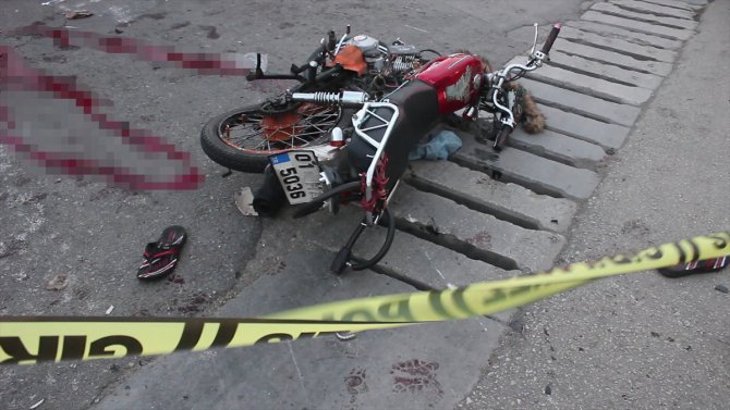 Adana'da motosiklet ile hafif ticari araç çarpıştı: 1 ölü, 3 yaralı
