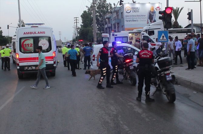 Adana'da motosiklet ile hafif ticari araç çarpıştı: 1 ölü, 3 yaralı
