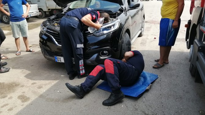 Adana'da otomobilin motor kısmına sıkışan kedi yavrusunu itfaiye kurtardı