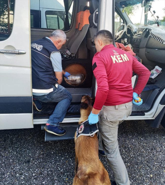 Aksaray'da minibüsün gizli bölmelerindeki 19 kilo 550 gram esrarı "Bixi" buldu