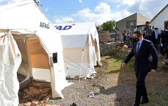 Bingöl depreminden etkilenen Erzurum'un Çat ilçesine 3 bin çadır kuruldu