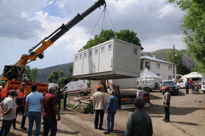 Bingöl'deki deprem bölgesine konteyner banyo ve tuvaletler sevk edildi