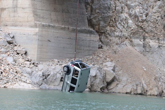 Erzincan'da 5 kişinin öldüğü kazada suya gömülen kamyonet Karasu Nehri'nden çıkarıldı