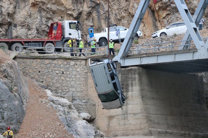 Erzincan'da 5 kişinin öldüğü kazada suya gömülen kamyonet Karasu Nehri'nden çıkarıldı