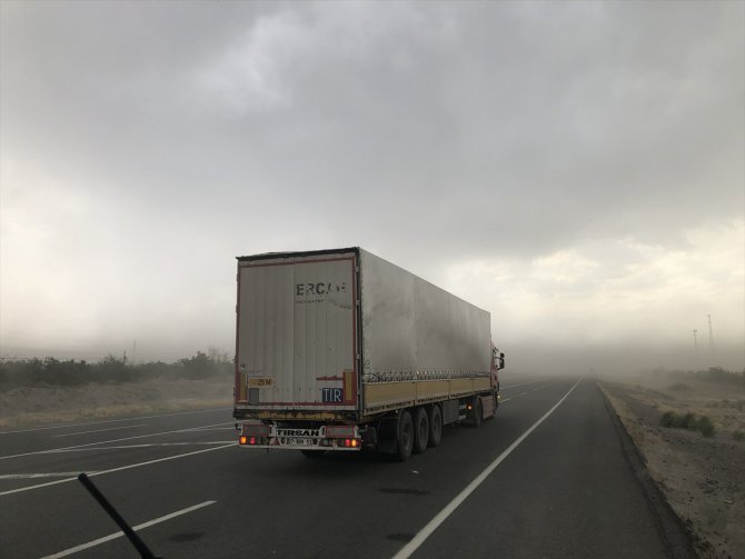 Iğdır-Nahçıvan kara yolunda kum fırtınası etkili oldu