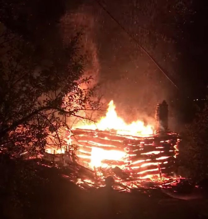 Karabük'te iki katlı ahşap ev yandı