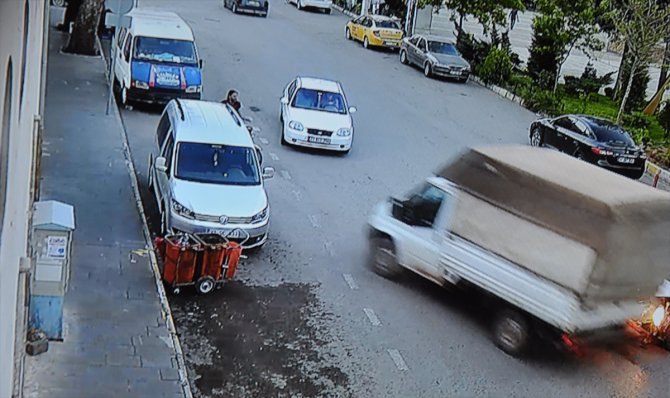 Motosiklet sürücüsünün "kıl payı" kurtulduğu kaza güvenlik kamerasında
