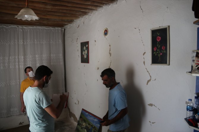 Şanlıurfa'da 4,1 büyüklüğündeki depremin ardından bazı evlerde çatlaklar oluştu