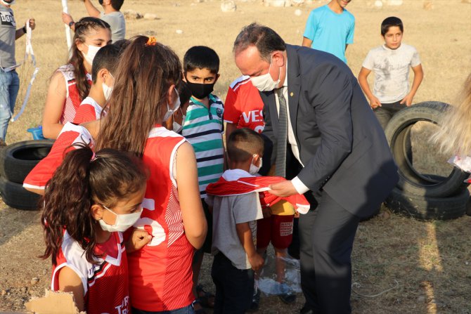 TVF, lastiklerden yaptıkları sahada voleybol oynayan Siirtli çocukları sevindirdi