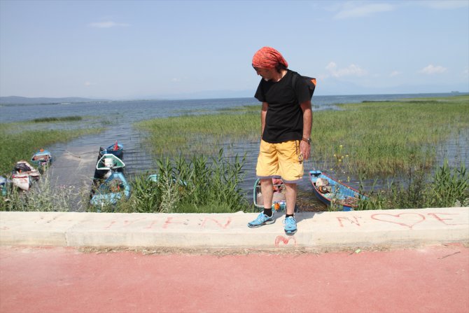 "Beton set" engelinden göle geçemeyen kaplumbağalara vatandaşlar yardım ediyor