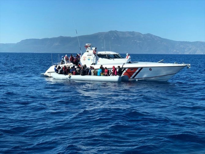 Çanakkale açıklarında Türk kara sularına itilen 50 sığınmacı kurtarıldı