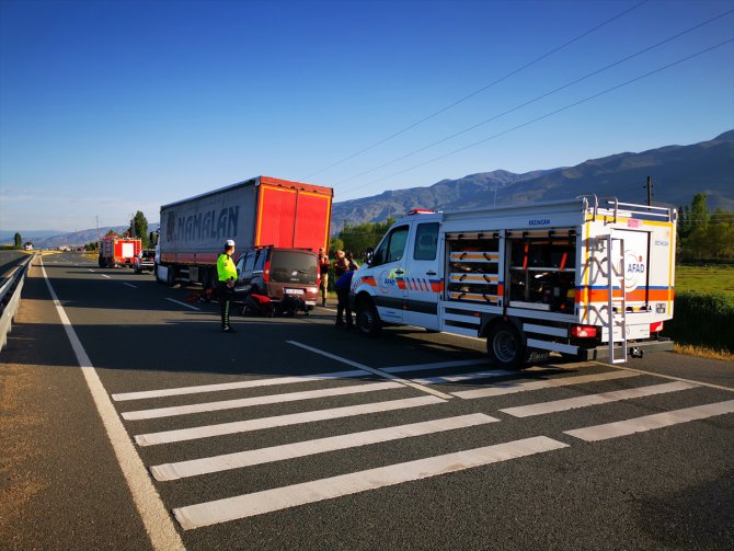 Erzincan'da tıra çarparak araçta sıkışan kamyonet sürücüsü AFAD ekibince çıkarıldı