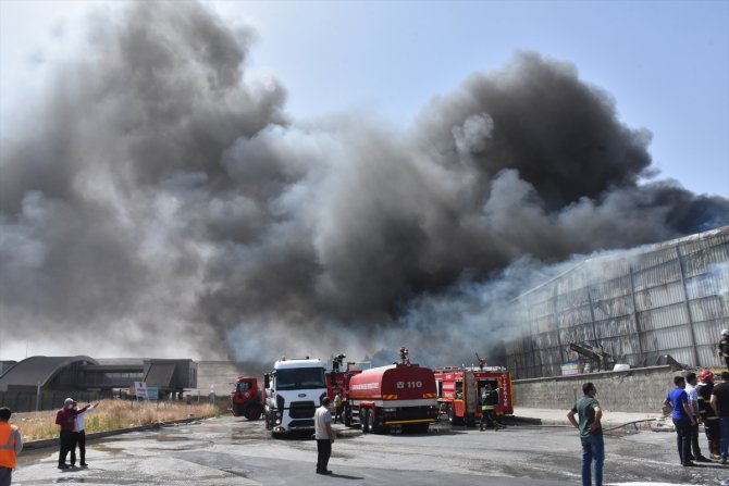 Gaziantep'te elyaf fabrikasında yangın çıktı