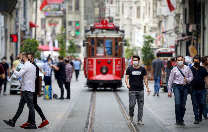İstanbullular, açık alanlarda maske takma zorunluluğuna uyuyor