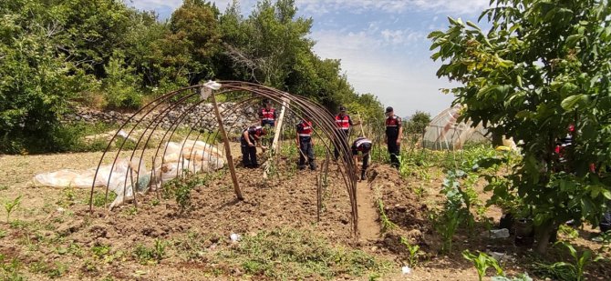 Jandarmalar, gaziye destek için bahçede kazma kürek çalıştı