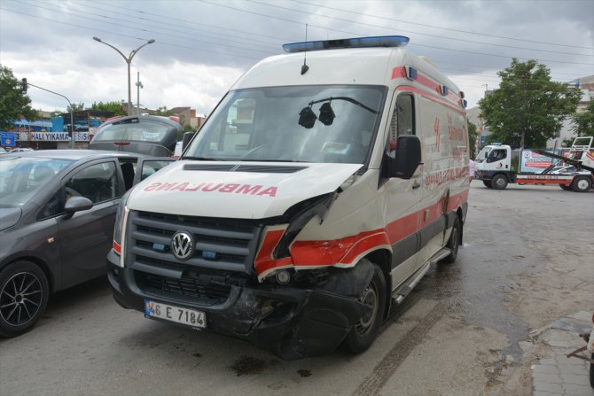 Kahramanmaraş'ta ambulans ile otomobil çarpıştı: 6 yaralı