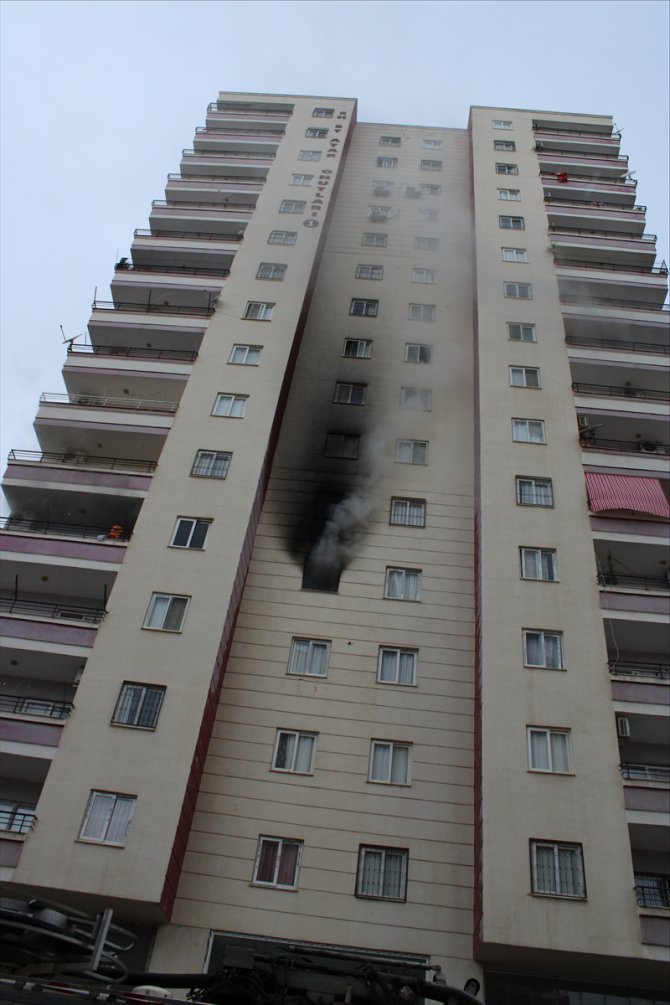Mersin'de bir evde çıkan yangında hasar oluştu