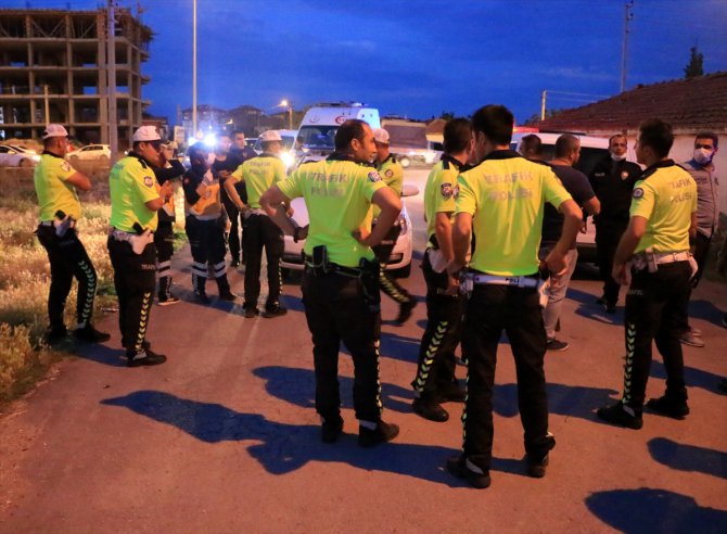 Aksaray'da polisin "Dur" ihtarına uymayan otomobil sürücüsünün çarptığı bekçi yaralandı