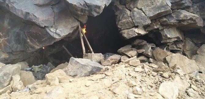 Bitlis'te PKK'lı teröristlere ait sığınakta ele geçirilen malzemeler imha edildi