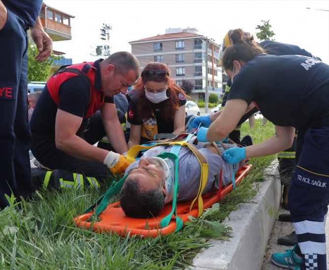 Burdur'da otomobil refüje çarptı: 3 yaralı