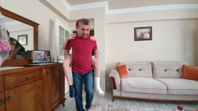 İznik'te bir baba ayağı kırılan oğlunu LGS sınavı için okula kadar sırtında taşıdı