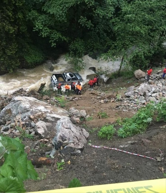 Trabzon'da dereye yuvarlanan kamyonetin sürücüsü akıntıda kayboldu
