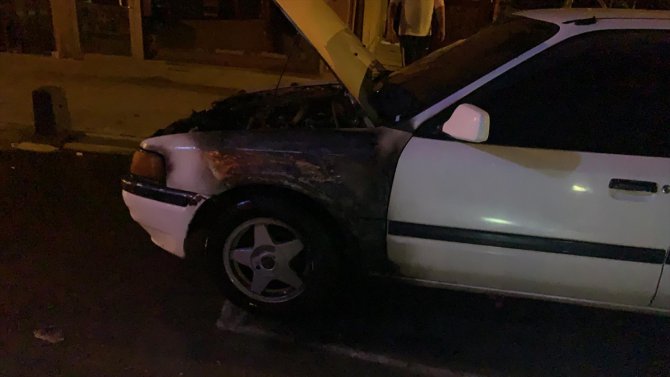 İstanbul'da kundaklanan araçta hasar oluştu