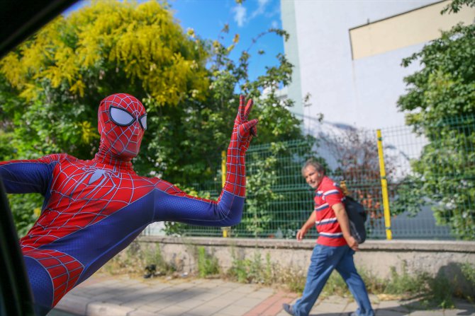 Antalyalı "Örümcek Adam" İzmir sokaklarında gösteri yaptı